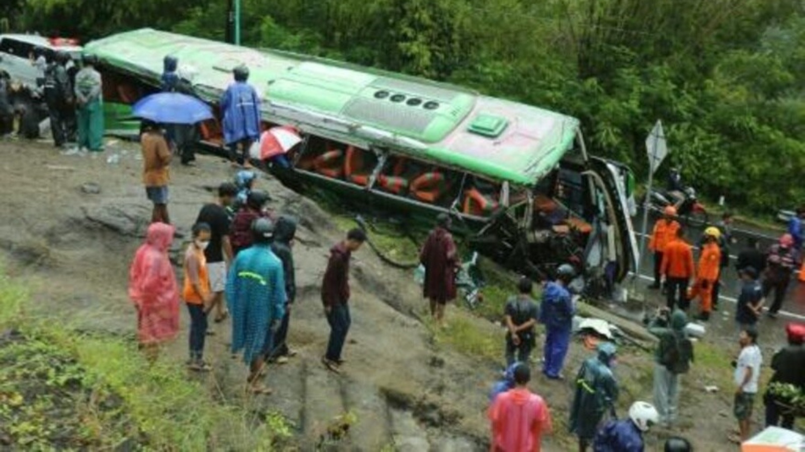  أشخاص يتفقدون الحافلة في بانتول بعد الحادث الذي أوقع 13 قتيلا وعشرات الجرحى بتاريخ 6 فبراير 2022