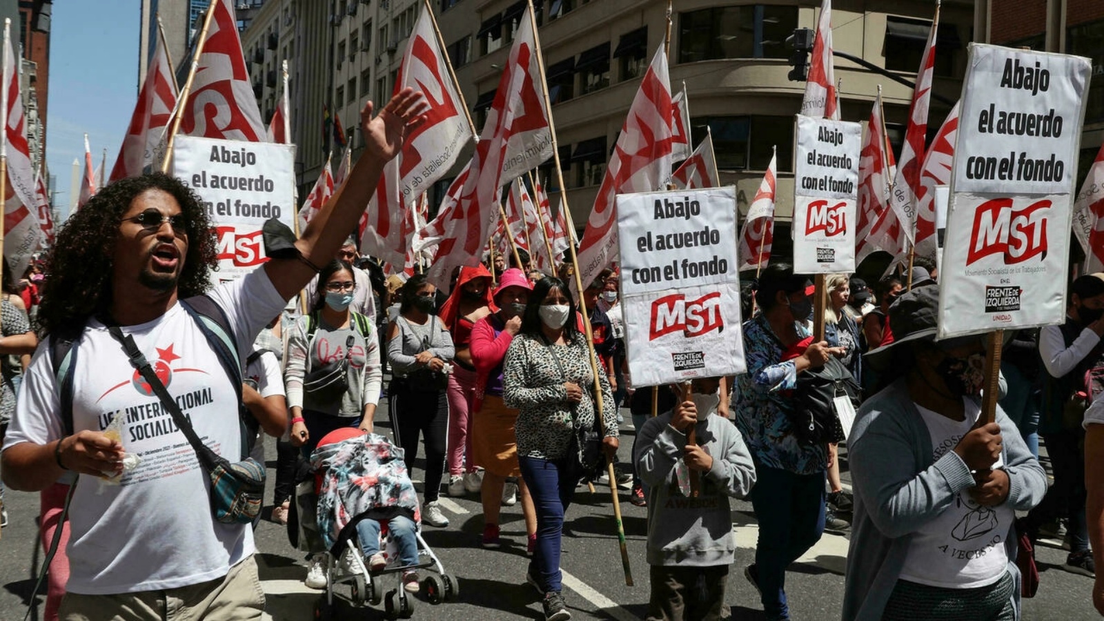أعضاء الجماعات اليسارية الأرجنتينية يتظاهرون في العاصمة ضد صندوق النقد الدولي عشية دفع 730 مليون دولار مستحقة لسداد ديون الأرجنتين