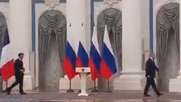 صورة من الفيديو الذي يظهر فيه الرئيس الروسي بوتين مغادرًا المؤتمر الصحافي المشترك مع الرئيس الفرنسي إيمانويل ماكرون من دون مراعاة البروتوكول