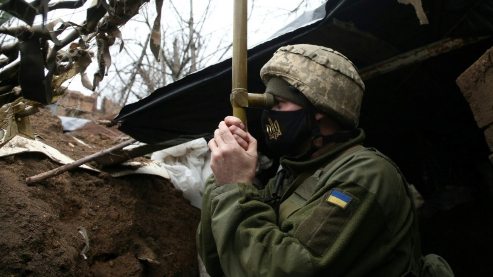 جندي أوكراني يقف على خط المواجهة مع الانفصاليين المدعومين من روسيا- أ ف ب 