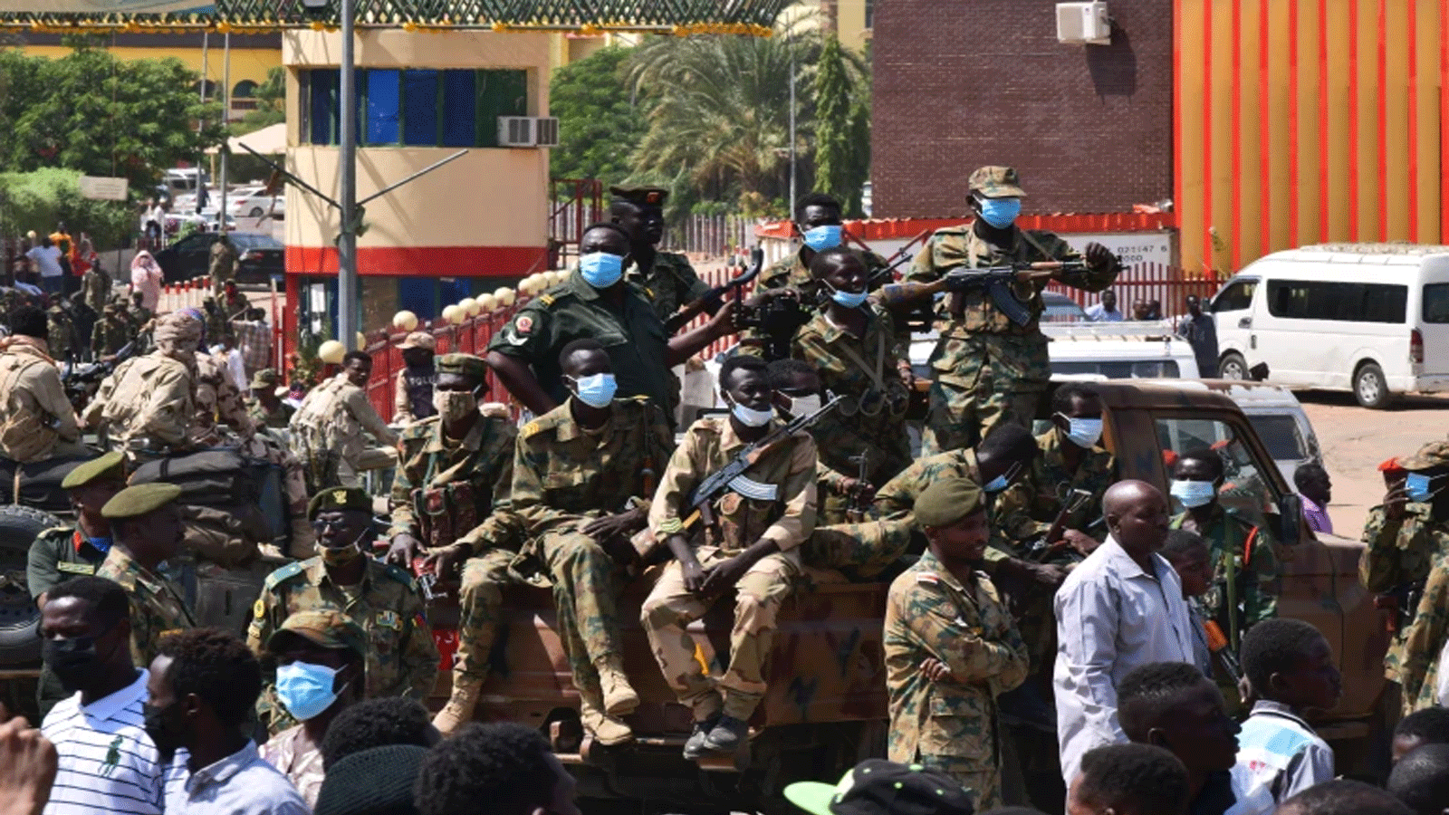 قوات الأمن السودانية تقف بمواجهة المتظاهرين