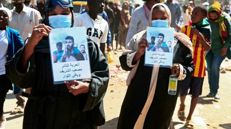 متظاهرون سودانيون ضد الانقلاب العسكري في حي الديوم في العاصمة السودانية الخرطوم بتاريخ 7 فبراير 2022