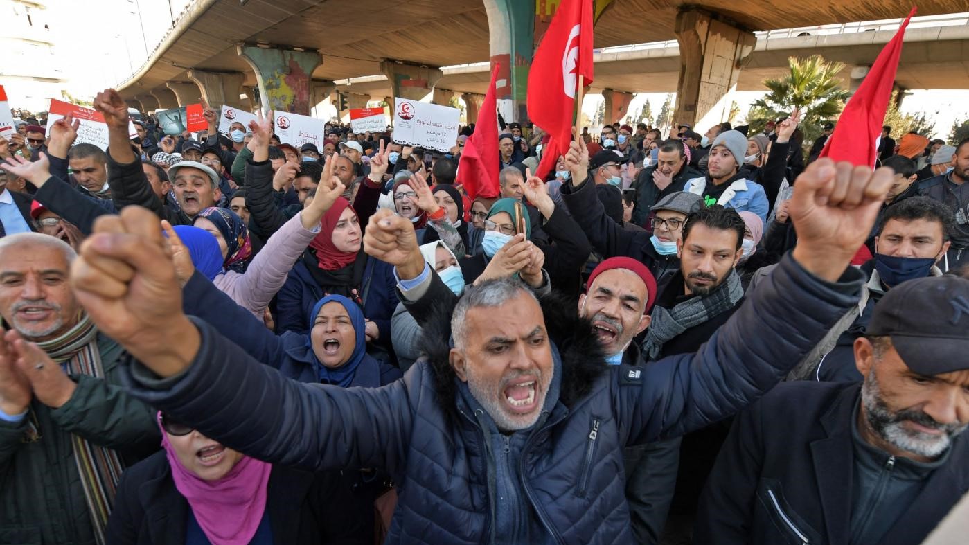 تونسيون يرددون هتافات ضد الرئيس قيس سعيد في 17 ديسمبر 2021 في العاصمة تونس، في الذكرى الحادية عشرة لانطلاق ثورة 2011.