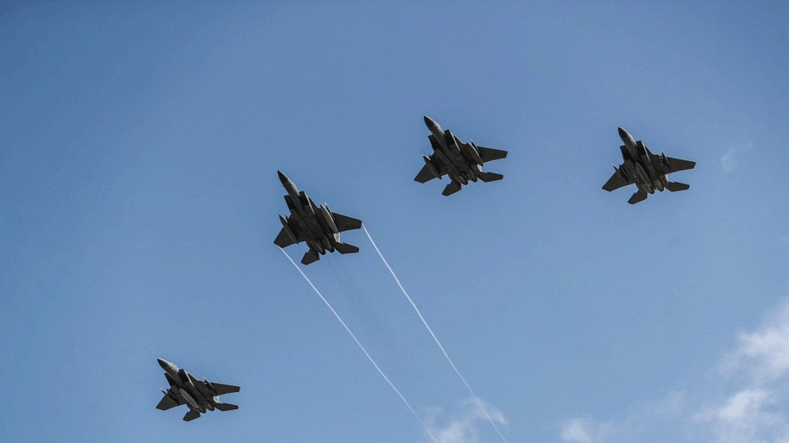 تُحلق الطائرات المقاتلة من طراز F-15 التابعة للقوات الجوية الأميركية فوق Vierville-sur-Mer، شمال غرب فرنسا، في 6 حزيران\ يونيو 2020، كجزء من احتفالات D-Day بمناسبة الذكرى 76 لإنزال الحلفاء  في الحرب العالمية الثانية في نورماندي.