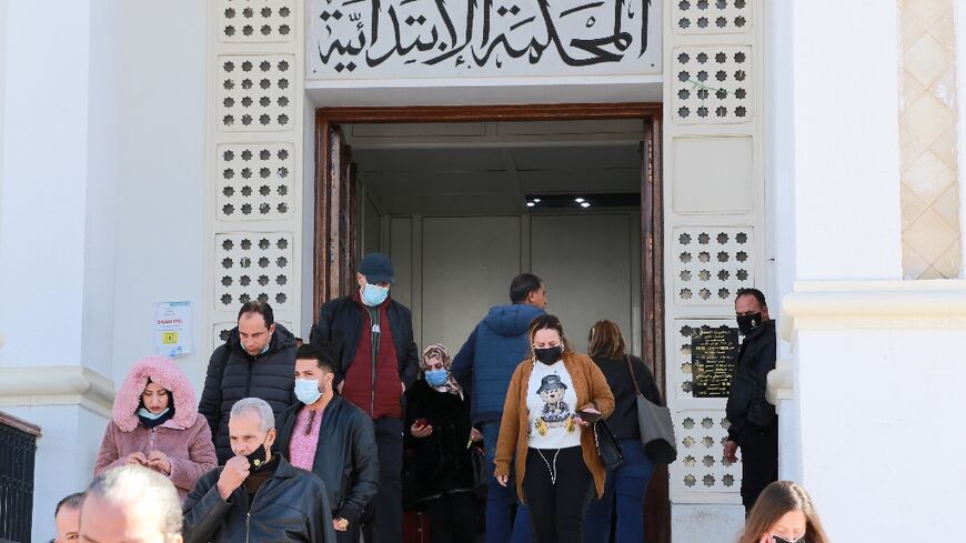مواطنون ومحامون تونسيون يغادرون محكمة بولاية أريانة بعد إعلان إضراب القضاة