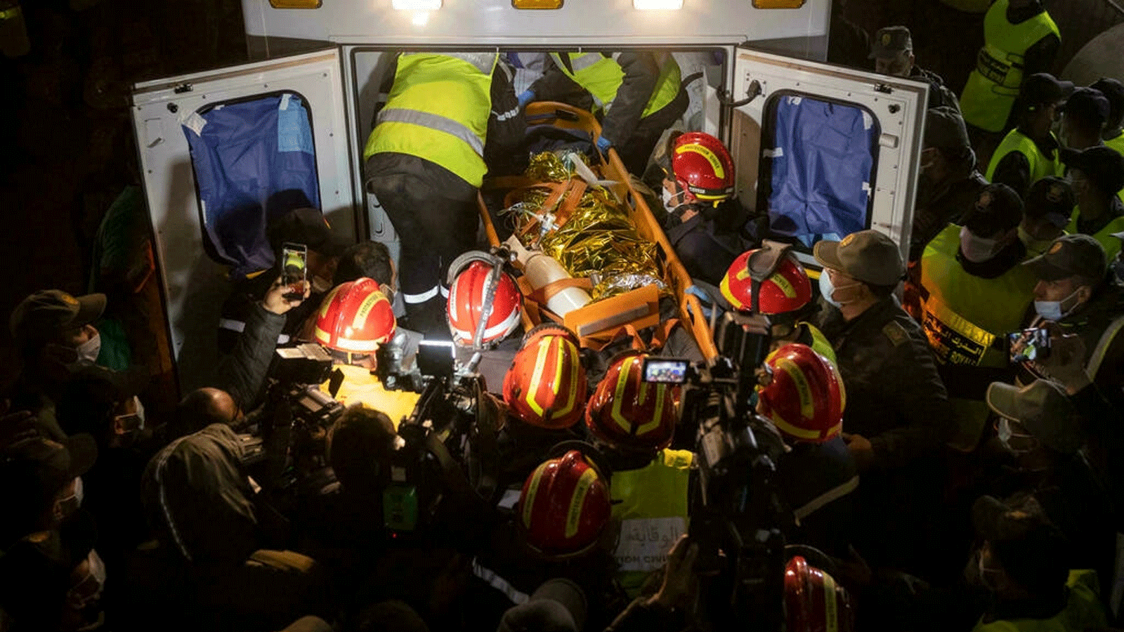 فرق الطوارئ المغربية تنقل جثة ريان البالغ من العمر خمس سنوات في سيارة إسعاف بعد أن سحبه من البئر