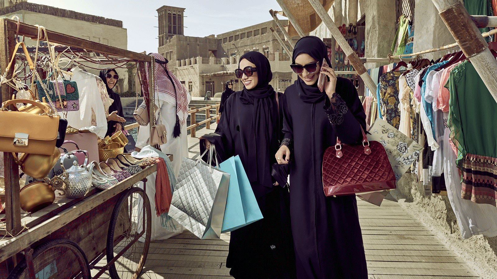 سيدات تجمعن المشتريات في مهرجان دبي للتسوق 