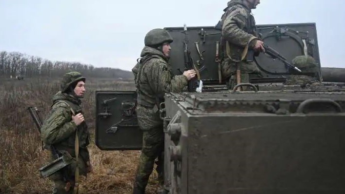 جنود روس وآليتهم العسكرية على الحدود مع أوكرانيا