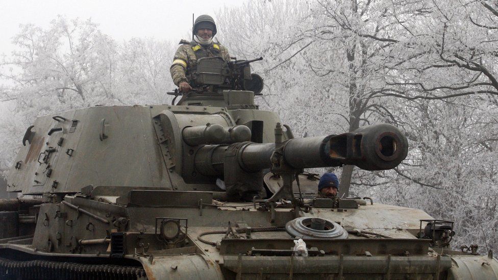 دبابة تابعة للجيش الأوكراني على الحدود مع روسيا