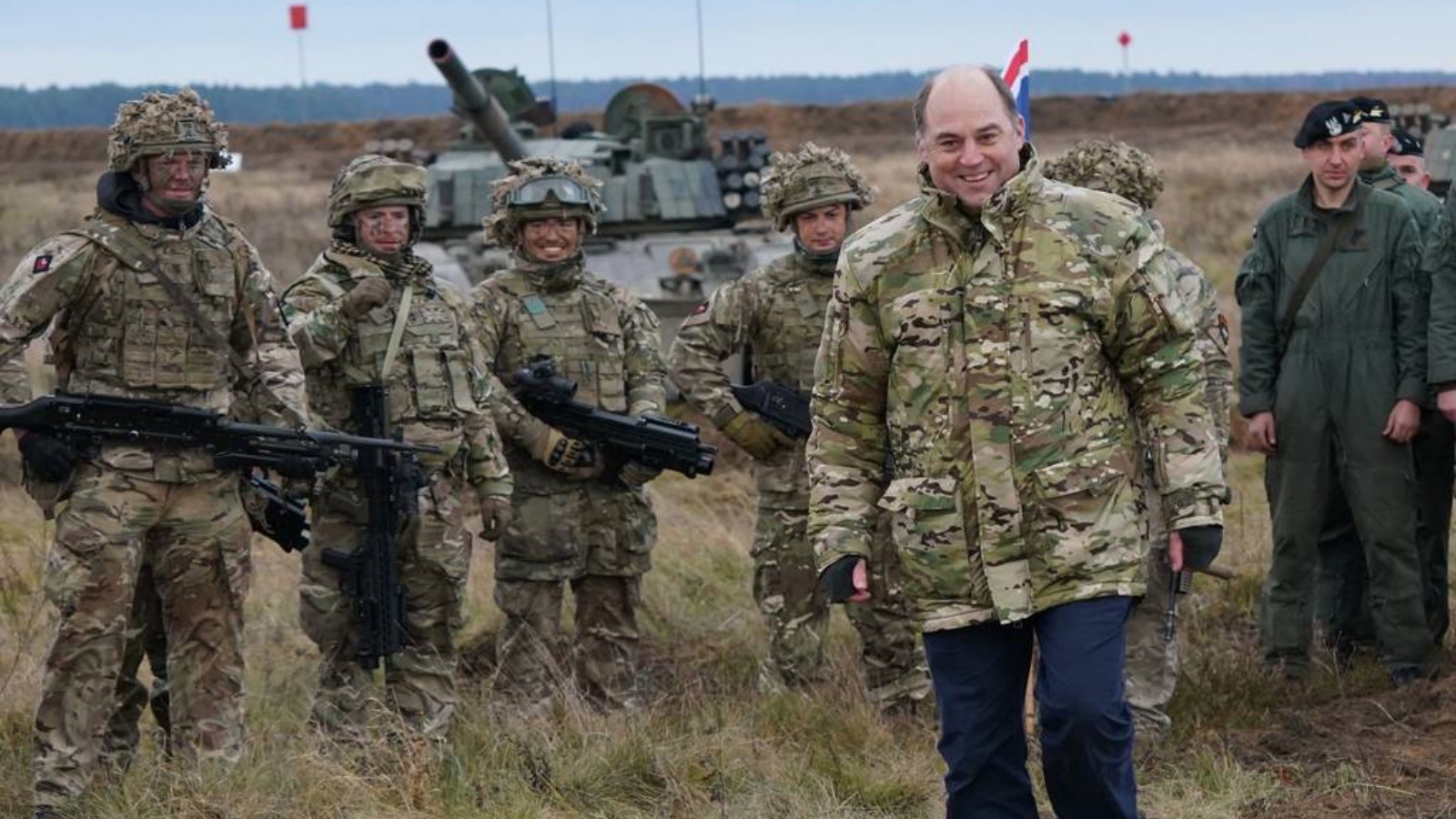 وزير الدفاع البريطاني بن والاس، في بولندا، ملعب التدريب في نوفمبر 2021