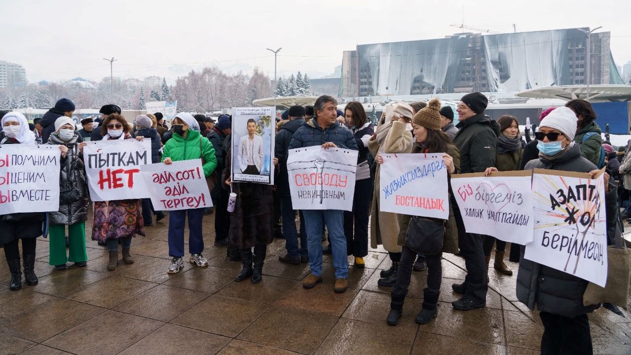 أشخاص تجمعوا في ألماتي لإحياء ذكرى ضحايا الاضطرابات الأخيرة في 13 فبراير 2022