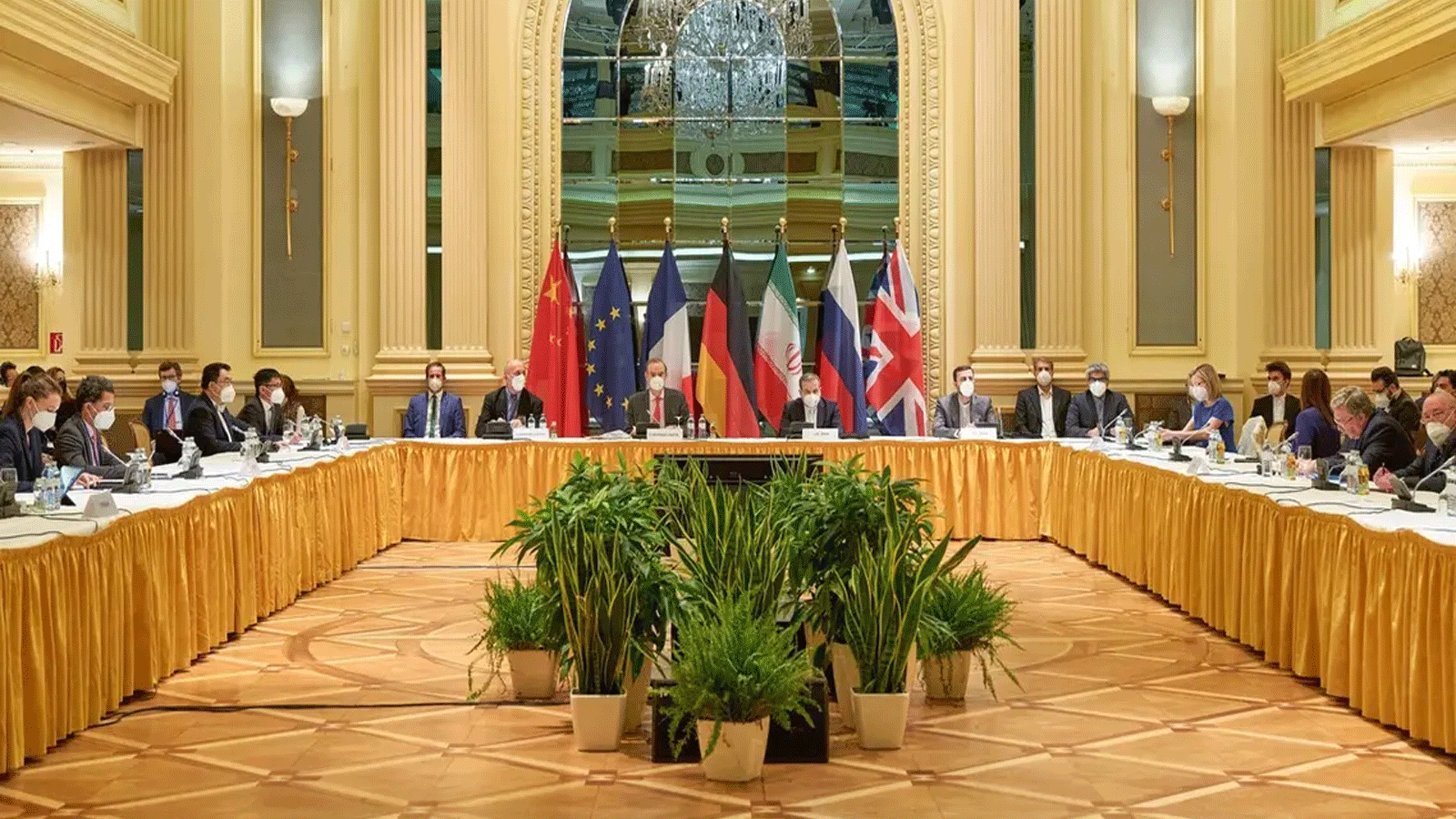 صورة التقطتها ونشرتها بعثة الاتحاد الأوروبي في فيينا تُظهر أعضاء وفد من أطراف الاتفاق النووي الإيراني