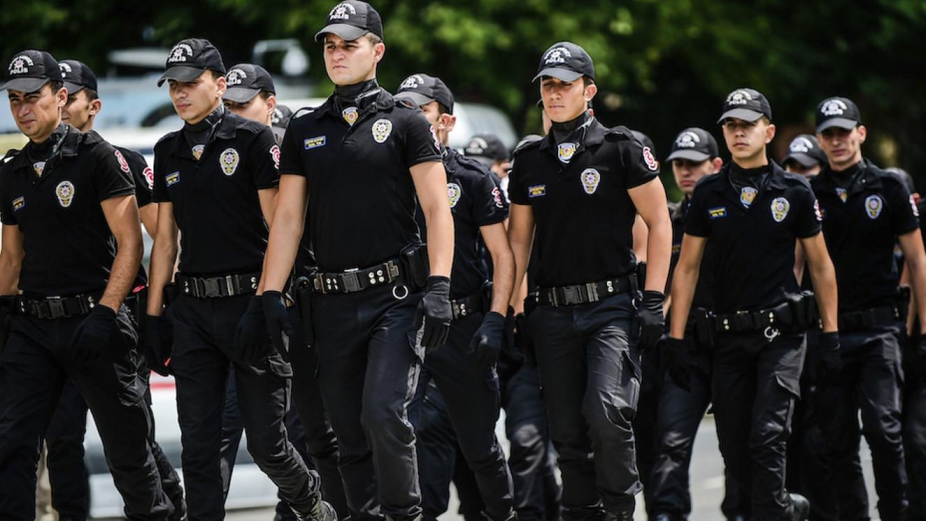 مجموعة من رجال الشرطة التركية في اسطنبول