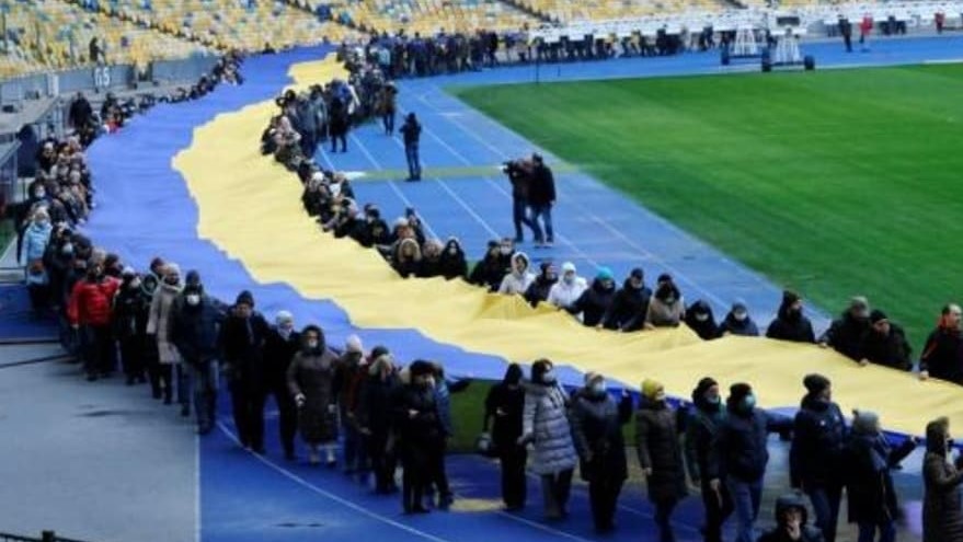 علم أوكراني عملاق وضع في كييف للاحتفال بيوم الوحدة في 16 فبراير 2022