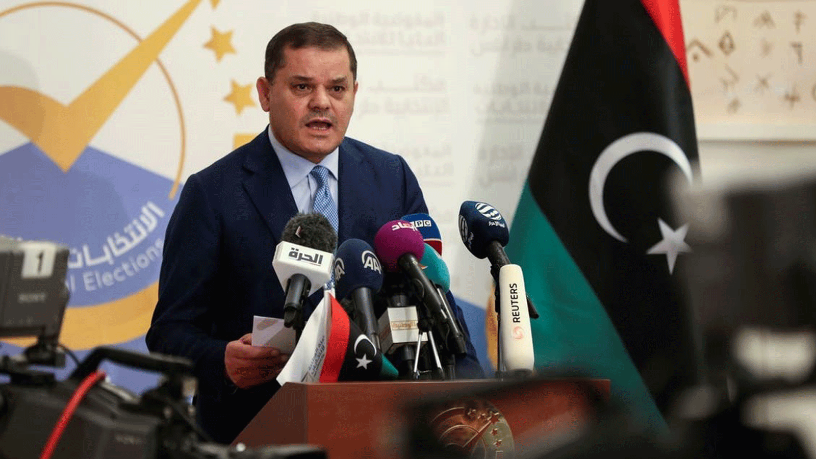 رئيس الوزراء الليبي المؤقت عبد الحميد دبيبة يُدلي بتصريحه بعدما سجل ترشيحه للانتخابات الرئاسية في 21 تشرين الثاني\ نوفمبر 2021 في العاصمة طرابلس.