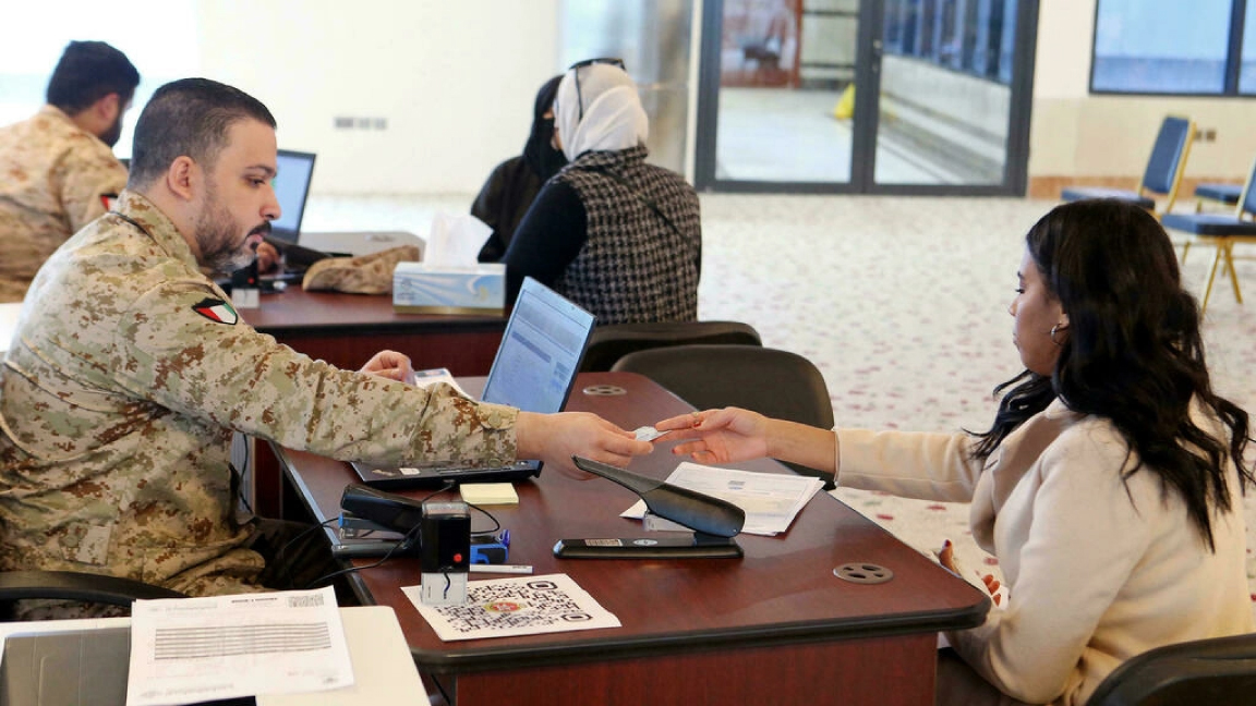 نساء يتسجلن للانضمام إلى الجيش الكويتي في وزارة الدفاع في العاصمة الكويتية في 22 ديسمبر 2021