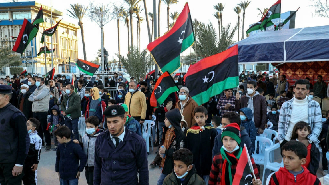 ليبيون متجمعون في مدينة تاجوراء عشية الذكرى الحادية عشرة للثورة على القذافي في 16 فبراير 2022