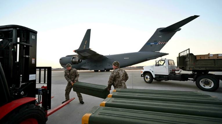 تزود الولايات المتحدة أوكرانيا بإمدادات ثابتة من الأسلحة في مواجهة التهديد الروسي