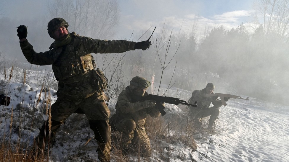 جنود أوكرانيون يتدربون على الجبهة الحدودية مع روسيا