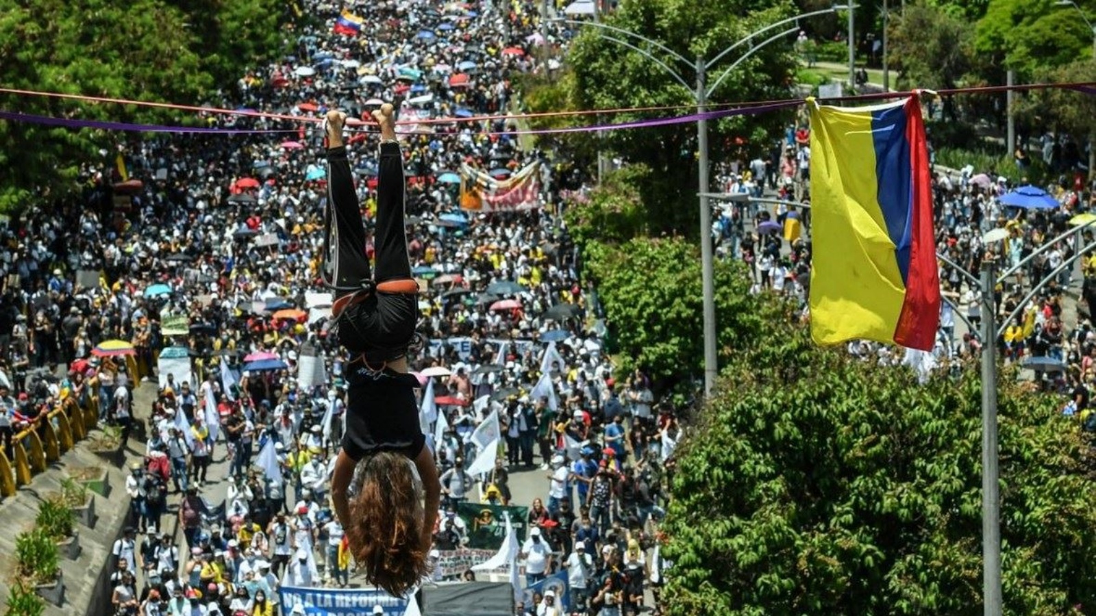 متظاهر علّق نفسه بواسطة حبل خلال احتجاج في ميديلين بكولومبيا. 5 مايو 2021