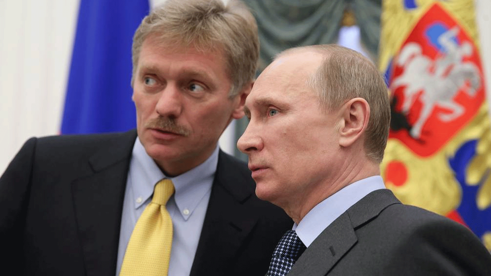الرئيس الروسي فلاديمير بوتين (يمين) والمتحدث الرئاسي دميتري بيسكوف (يسار)