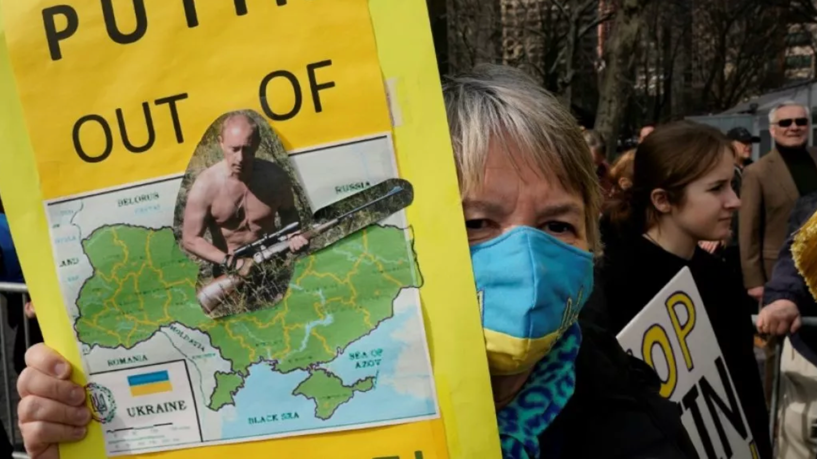 من تظاهرة داعمة لأوكرانيا أمام مقر الأمم المتحدة في نيويورك في 17 شباط/فبراير 2022