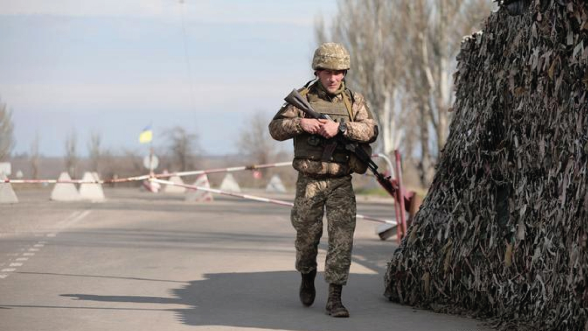 جندي أوكراني على الحدود مع روسيا