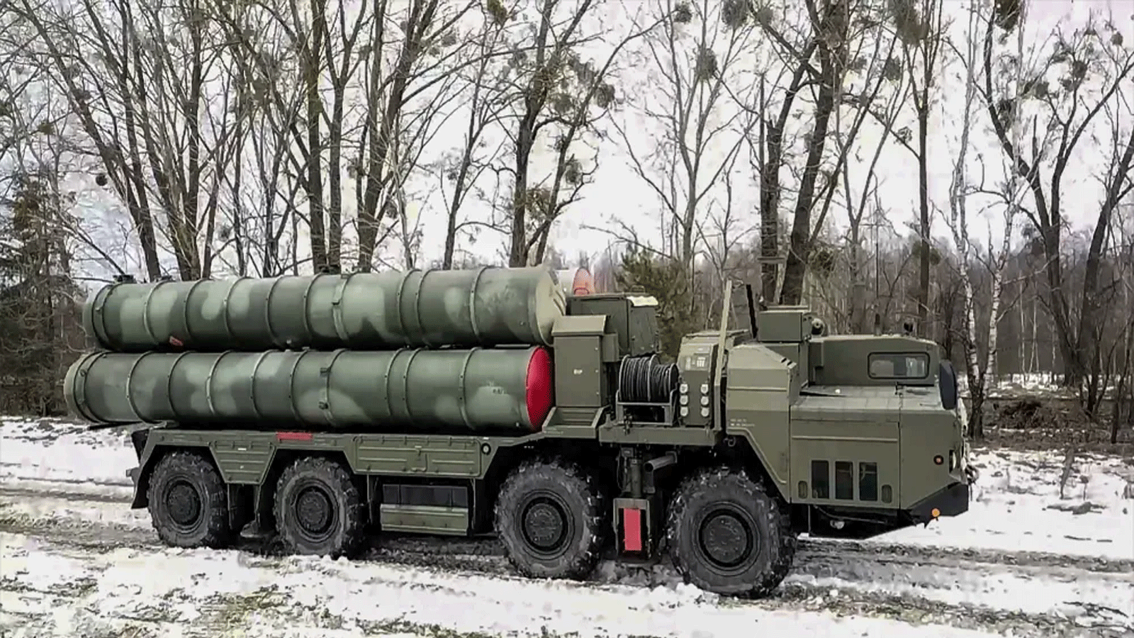 طواقم قتالية من نظام الدفاع الجوي S-400 أثناء القيادة خلال التدريبات المشتركة للقوات المسلحة لروسيا وبيلاروسيا في منطقة بريست في بيلاروسيا. 9 شباط\ فبراير 2022