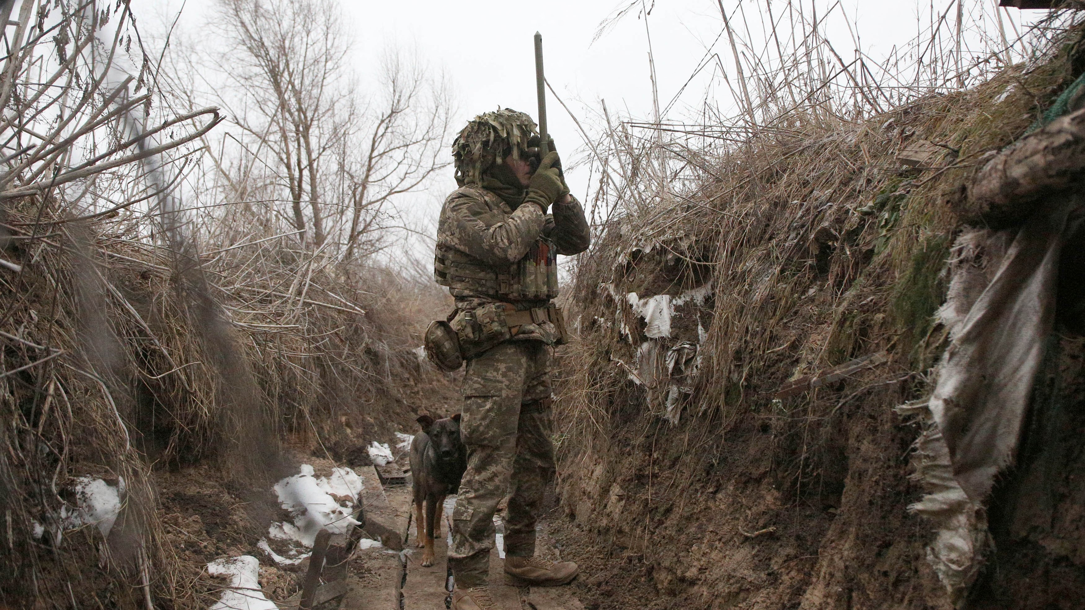 جندي أوكراني على الجبهة في أفديفكا، شرقي أوكرانيا