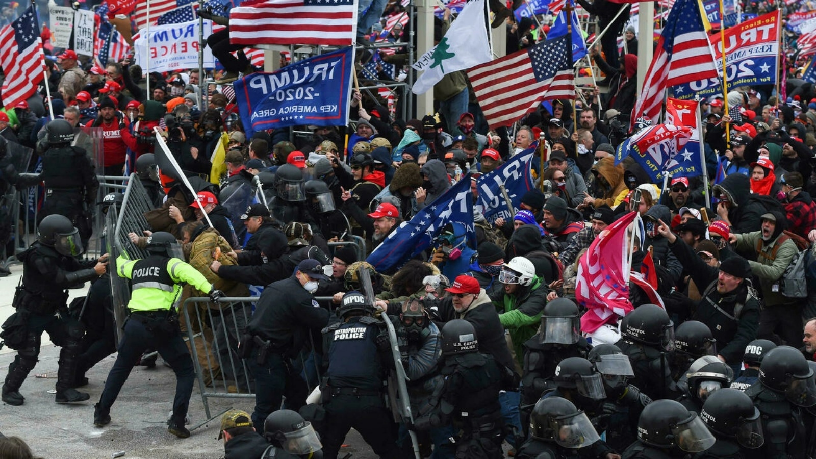 مواجهة بين أنصار دونالد ترامب وعناصر الشرطة والأمن، أمام الكابيتول في واشنطن في السادس من يناير 2021