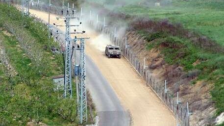 صورة من الأرشيف لسيارة عسكرية إسرائيلية على الحدود مع لبنان