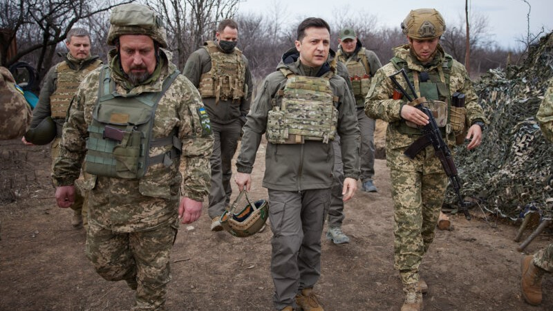 الرئيس الأوكراني فولوديمير زيلينسكي يزور الجبهة في دونباس في 8 أبريل 2021