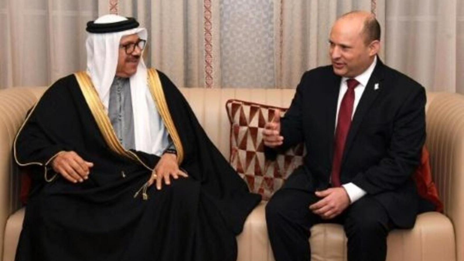  رئيس الحكومة الإسرائيلي نفتالي بينيت ووزير الخارجية البحريني عبد اللطيف الزياني في المنامة في 14 فبراير 2022 