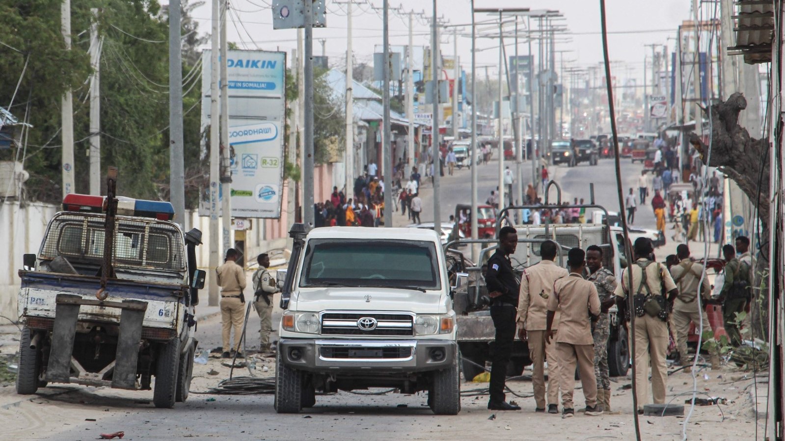 ضباط وأفراد من الشرطة يقفون في موقع انفجار قنبلة في مقديشو، الصومال، 25 نوفمبر 2021