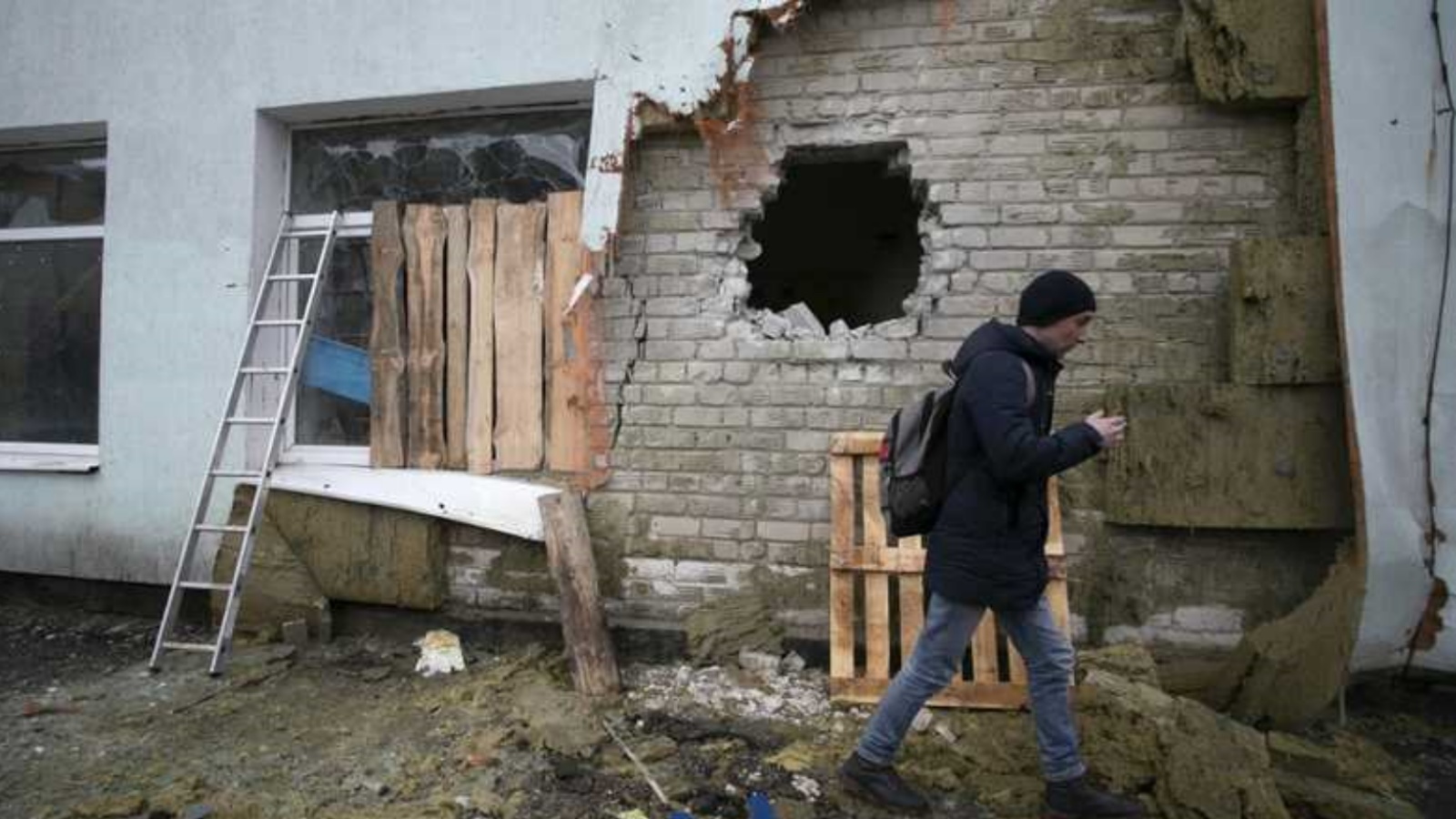 الفجوة التي أحدثتها القذيفة في روضة الأطفال في شرق أوكرانيا