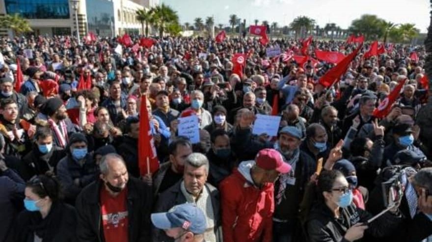  تونسيون يتظاهرون ضد الرئيس قيس سعيّد في تونس في 13 فبراير 2022
