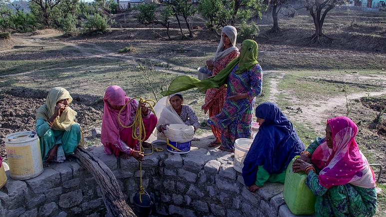 نساء قرويات يجتمعن حول بئر في قرية بادال في جامو الهندية