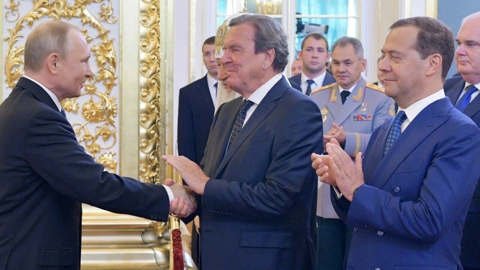شرودر يصافح فلاديمير بوتين في موسكو عام 2018