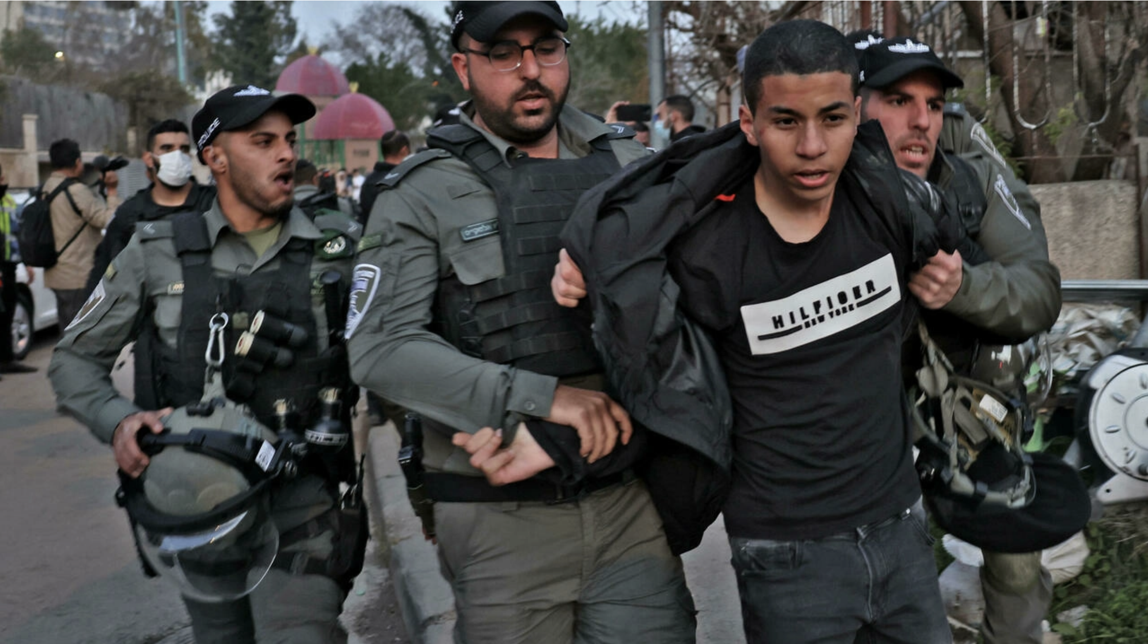 عناصر من الشرطة الإسرائيلية يعتقلون متظاهراً ضدّ طرد عائلات فلسطينية من مساكنها في حي الشيخ جراح في القدس الشرقية في 18 شباط/فبراير 2022
