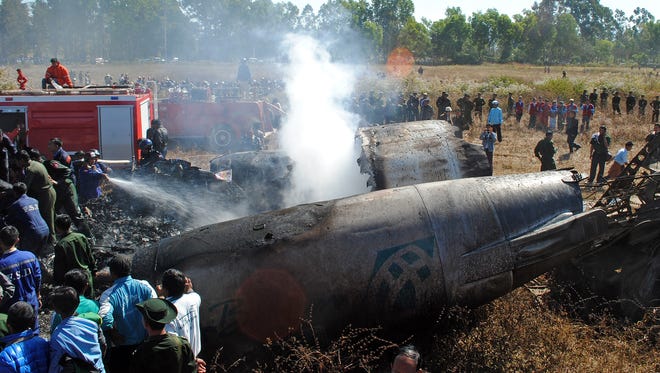 صورة من الأرشيف لتحطم طائرة عسكرية بورمية 