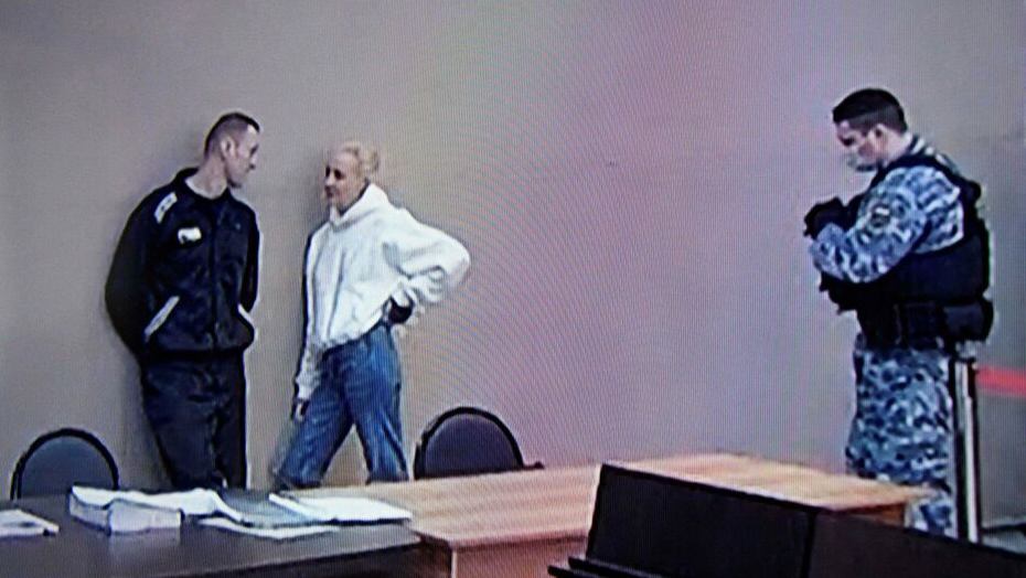 المعارض الروسي ألكسي نافالني (يسار) وزوجته يوليا خلال إحدى جلسات المحاكمة في روسيا