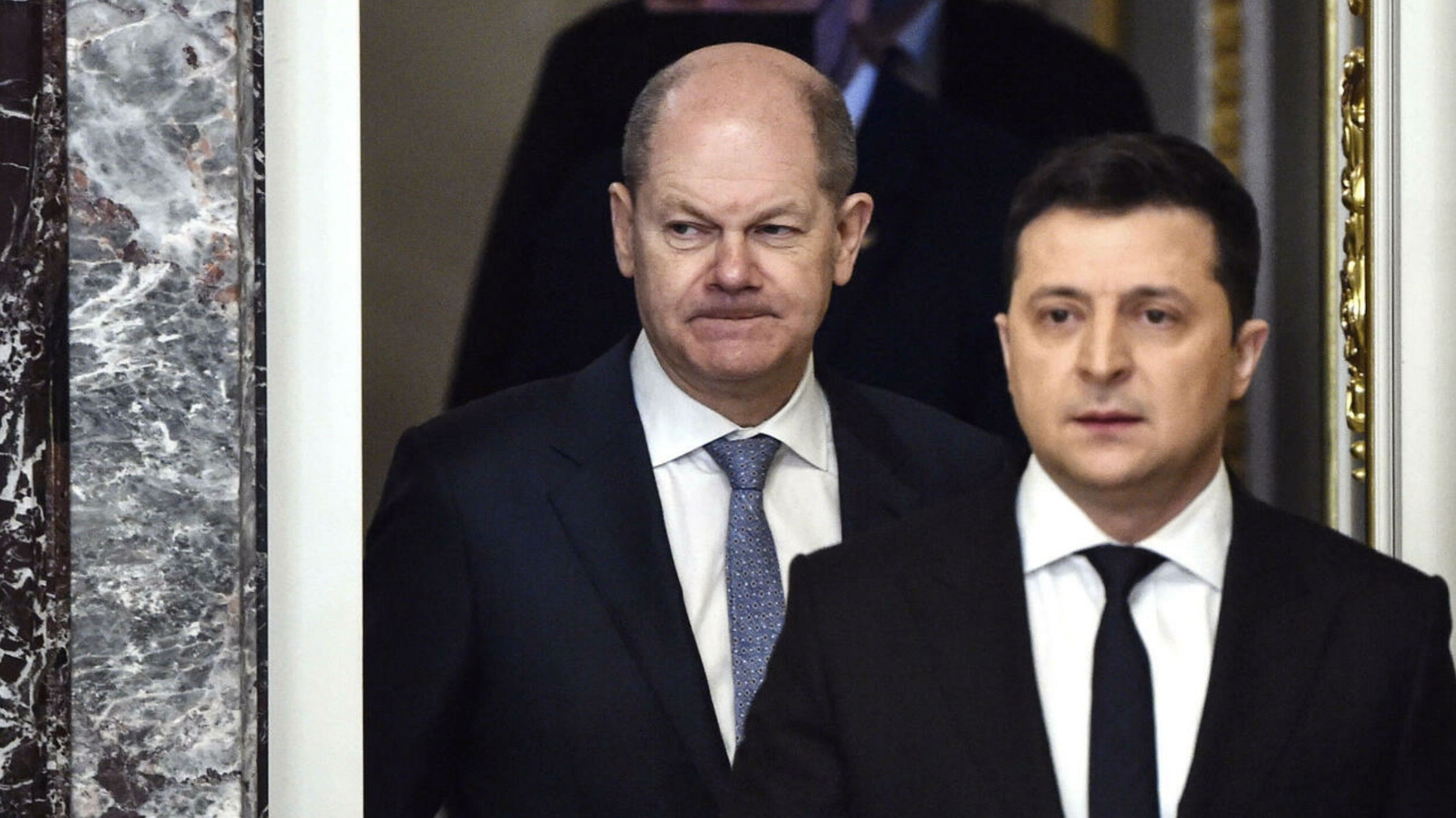 الرئيس الأوكراني فولوديمير زيلينكسي (يمين) والمستشار الألماني أولاف شولتز قبيل مؤتمر صحفي في كييف، في 14 شباط/فبراير 2022