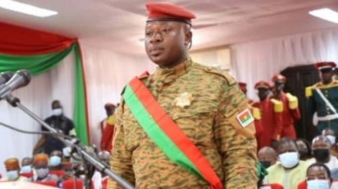  داميبا الرجل القوي في بوركينا فاسو خلال مراسم تنصيبه رئيساً للبلاد في 16 فبراير 2022 في واغادوغو