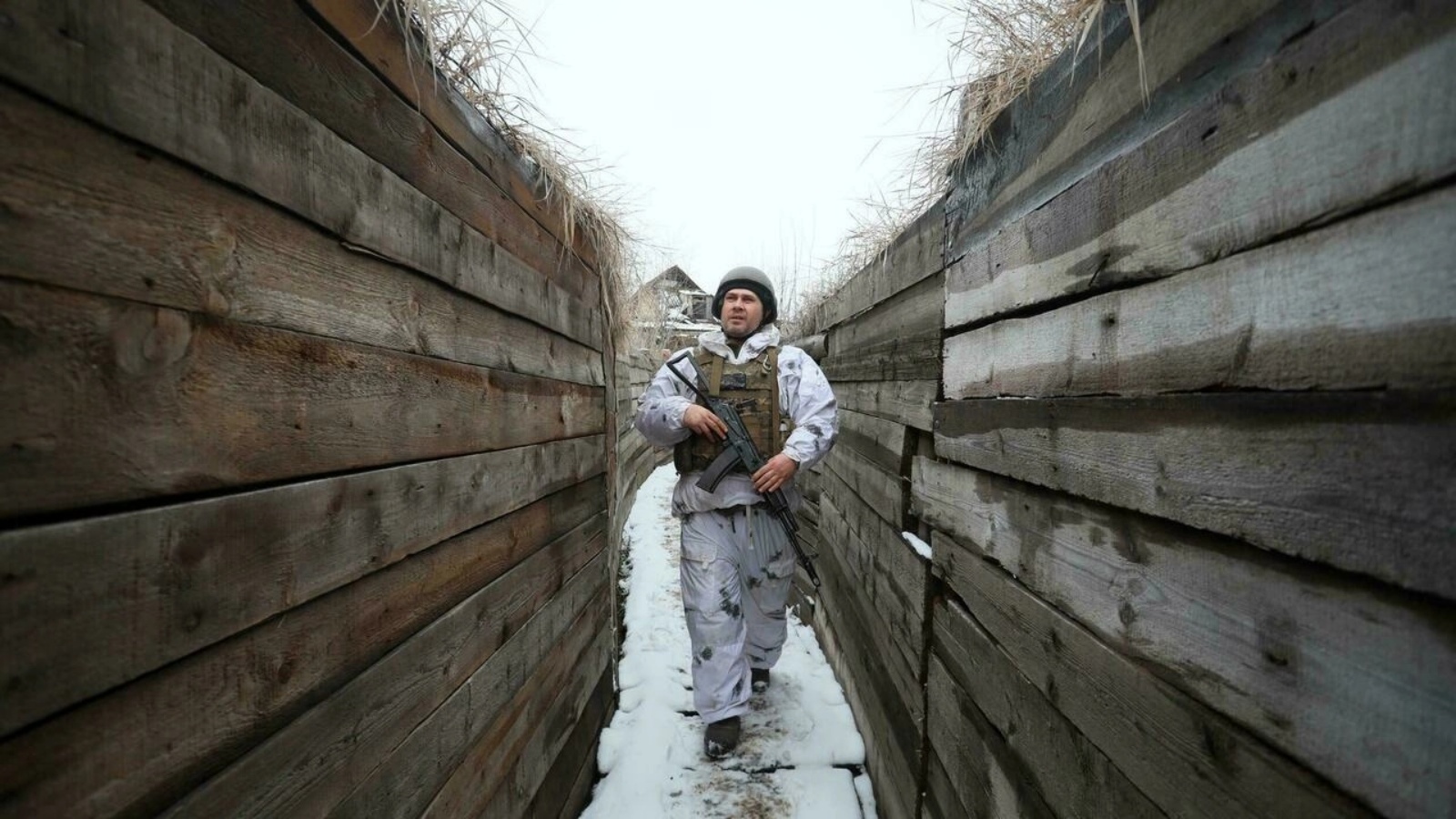 جندي أوكراني في خندق على الجبهة الشرقية الانفصالية في مارينكا قرب دونيتسك في 7 فبراير 2022 