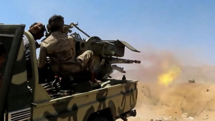 جنديان من القوات الحكومية اليمنية خلال المواجهات مع الحوثيين في مأرب