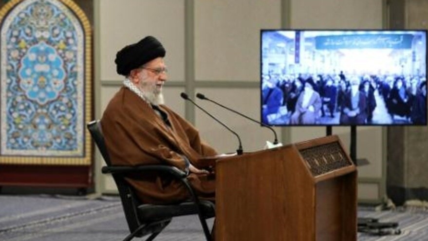 المرشد الايراني الاعلى علي خامنئي متحدثا عبر الفيديو في طهران في التاسع من يناير 2022