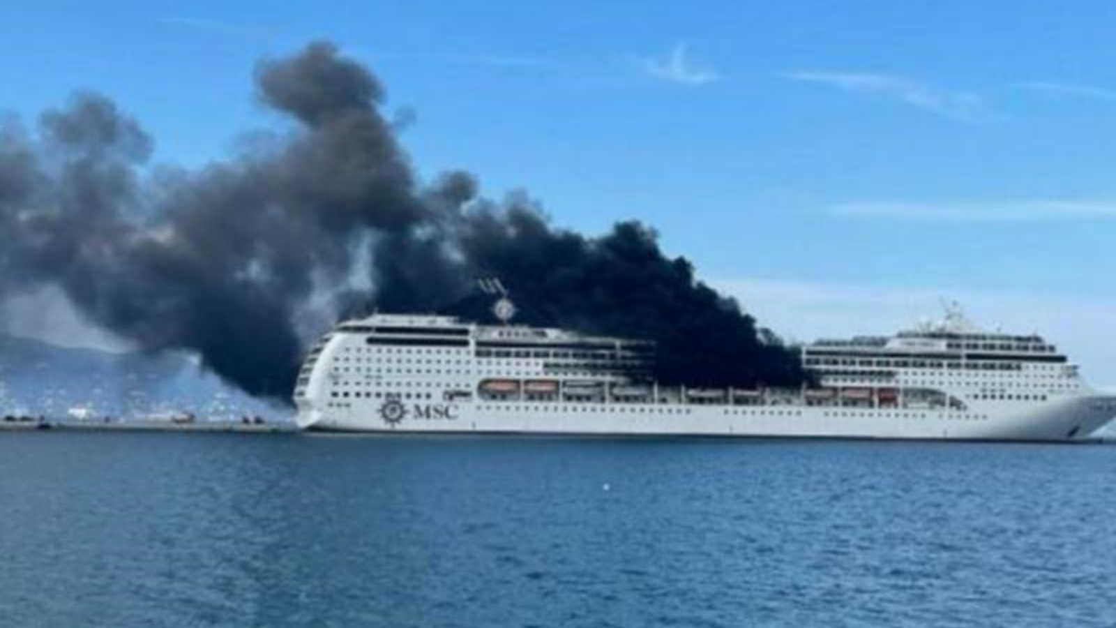 حريق على متن سفينة في البحر الأيوني