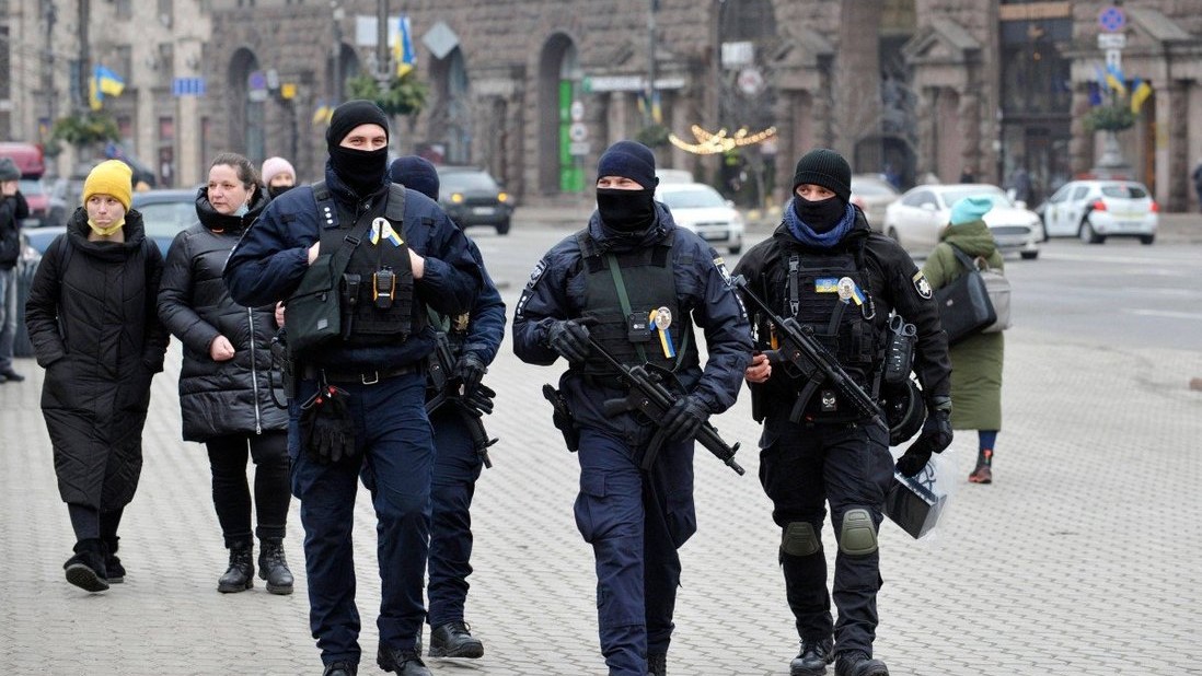 ضباط الشرطة الأوكرانية يقومون بدورية في شارع في وسط كييف يوم 16 فبراير