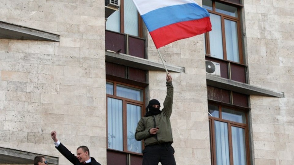 صورة من الأرشيف لانفصاليين أوكرانيين يرفعون علم روسيا على دوائر حكومية في دونباس