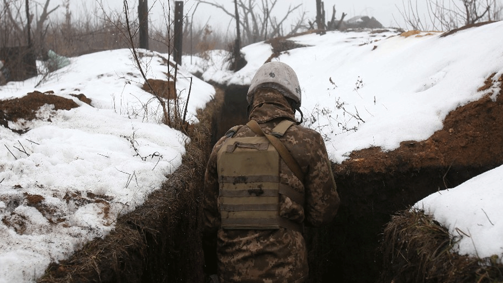 أحد الجنود الروس في أماكن التدريبات على حدود أوكرانيا